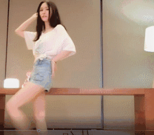 美女主播 阿冷 演唱赵雷的经典歌曲 《成都》自弹自唱